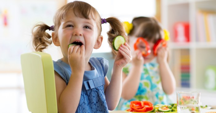 2 cara mengajarkan anak untuk makan sendiri