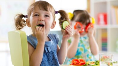 2 cara mengajari anak makan sendiri