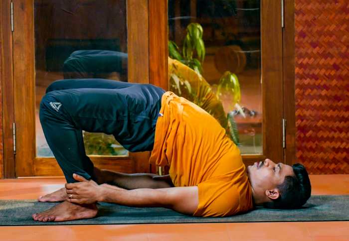 5 gerakan yoga untuk bantu kurangi berat badan